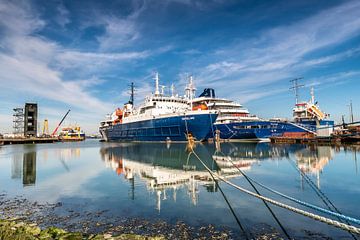 Les navires de Poolexpedition dans le port de maintenance sur Ria Overbeeke