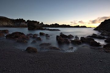 Quand la mer s'apaise, au coucher du soleil, sur la douce côte de lave sur Fotos by Jan Wehnert