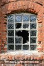 zerstörtes Fenster an der Fassade einer stillgelegten Fabrik von Heiko Kueverling Miniaturansicht