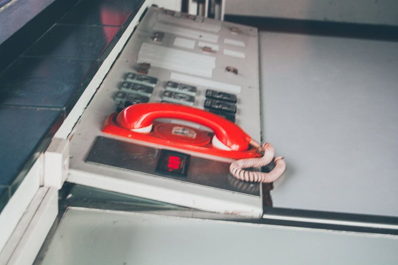 The red phone for emergency only. by Zaankanteropavontuur