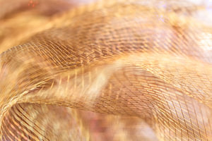 Fließendes Goldgewebe – Makrotextur in Bewegung
