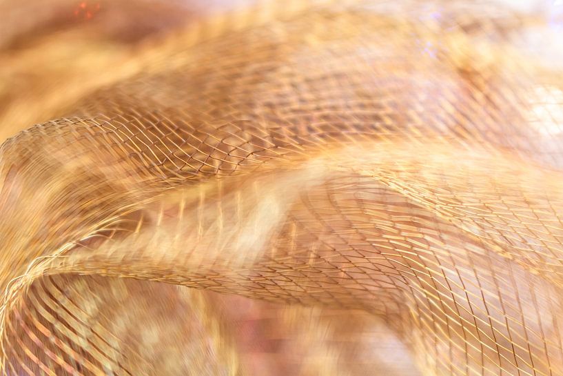 Fließendes Goldgewebe – Makrotextur in Bewegung von Mixed media vector arts