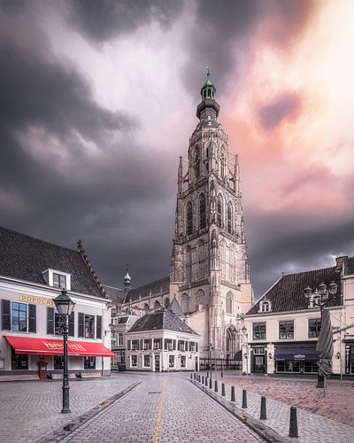 Dramatische Wolken über De Havermarkt in Breda