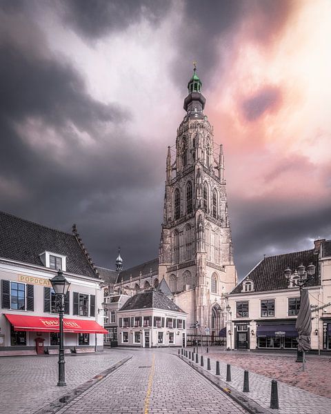 Nuages dramatiques au-dessus de De Havermarkt à Breda. par Joris Bax