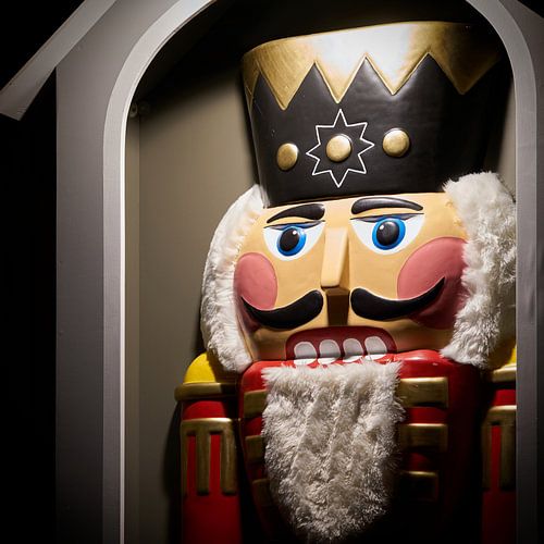 Reusachtige notenkraker op een kerstmarkt in Maagdenburg