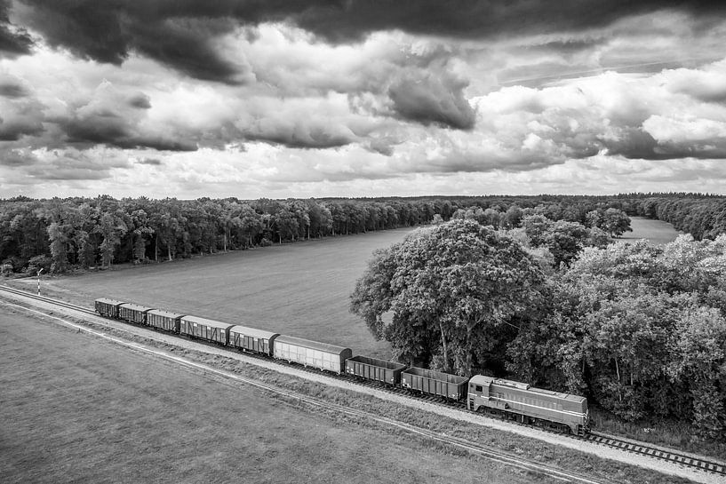 Oude dieselgoederentrein op het platteland van bovenaf gezien van Sjoerd van der Wal Fotografie
