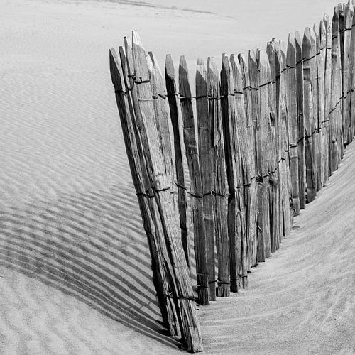 Houten hek op strand bij Katwijk.