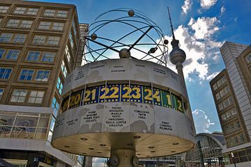 Horloge universelle sur l'Alexanderplatz à Berlin-Est sur Silva Wischeropp