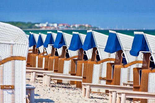 Strandkörbe in Reih und Glied