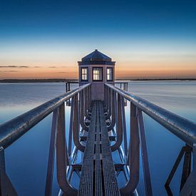 Oostmahorn lighthouse at sunrise by Jeroen van Deel