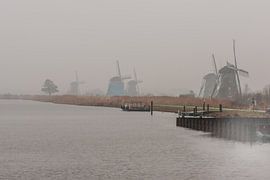 Molens van de Kinderdijk in de mist von Brian Morgan
