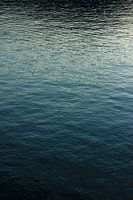 Wasser mit Reflexion