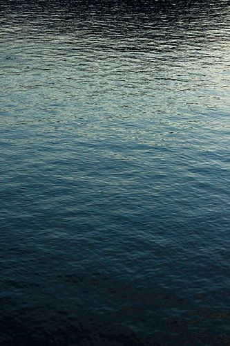 Wasser mit Reflexion