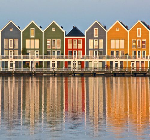 Kleurrijke huizen aan de Rietplas in Houten