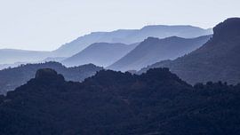 Nebelige Bergschichten im Morgengrauen von PhotoCluster