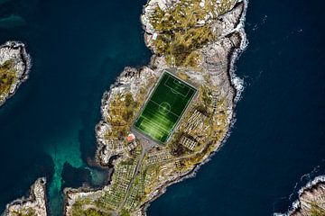 Voetbalveld omgeven door water
