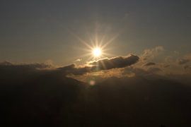 Coucher de soleil dans les montagnes sur Emily Mindermann