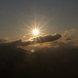 Zonsondergang in de bergen van Emily Mindermann
