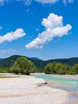 Landschap aan de rivier de Isar bij Krün in Beieren
