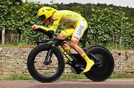 Tadej Pogacar in Gelb auf dem Zeitfahrrad Tour de France von FreddyFinn Miniaturansicht