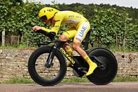 Tadej Pogacar in het geel op de tijdritfiets Ronde van Frankrijk