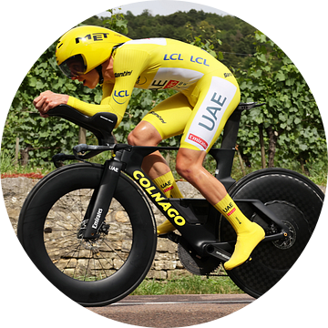 Tadej Pogacar in het geel op de tijdritfiets Ronde van Frankrijk van FreddyFinn