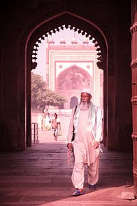 Moslim man bij poort van Fort fatehpur sikri