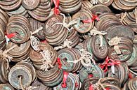 Gebunden antike chinesische Münzen auf einem chinesischen Flohmarkt von Tony Vingerhoets Miniaturansicht