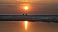 Les gens au coucher du soleil sur la plage