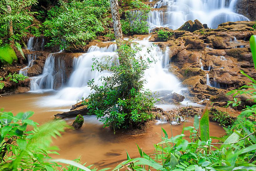 Waterval in de natuurparken van Thailand by Marcel Derweduwen