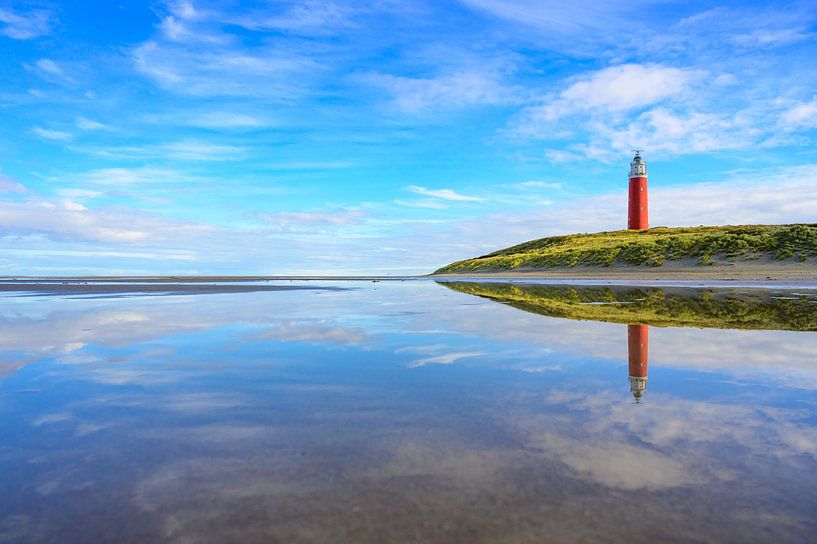 Texeler Leuchtturm in den Dünen an einem ruhigen Herbstnachmittag von Sjoerd van der Wal Fotografie