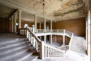 Escalier abandonné en décomposition. sur Roman Robroek - Photos de bâtiments abandonnés