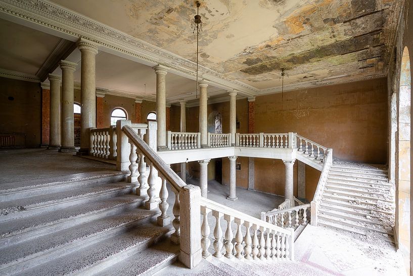 Verlassenes Treppenhaus im Verfall. von Roman Robroek – Fotos verlassener Gebäude