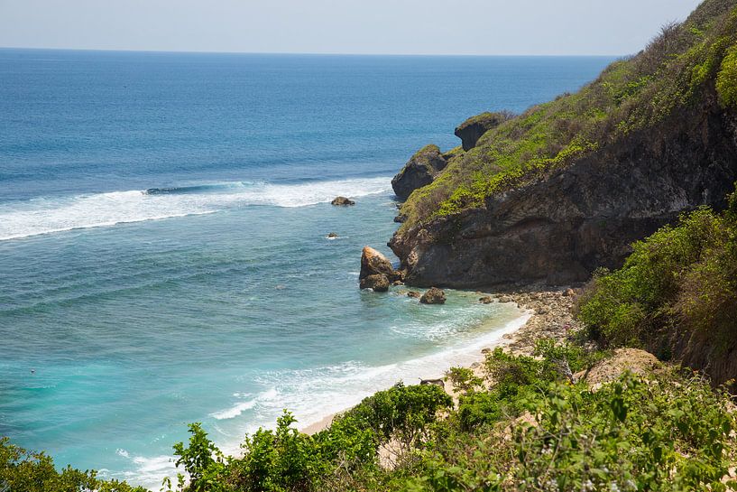De kustlijn van het Indonesische eiland Bali. van Martijn Bravenboer