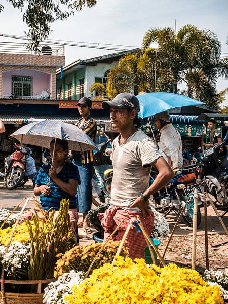 Garçon et femme vendant des fleurs sur un marché près de Yangon (Rangoon) au Myanmar (Birmanie) par Michiel Dros