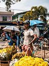 Garçon et femme vendant des fleurs sur un marché près de Yangon (Rangoon) au Myanmar (Birmanie) par Michiel Dros Aperçu