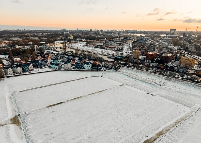 Klein Kadoelen pendant l'hiver avec le coucher du soleil par Mike Helsloot
