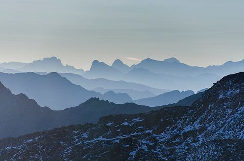 Silhouetten in laagjes van de bergen van Alpen en Dolomieten bij zonsopkomst
