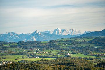 Uitzicht over de Ostallgäu naar de Zugspitze van Leo Schindzielorz