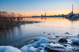 Blick über die Warnow auf Rostock im Winter