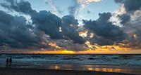 Strandwandeling bij zonsondergang... van Bert v.d. Kraats Fotografie thumbnail