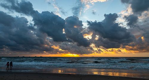 Strandwandeling bij zonsondergang...