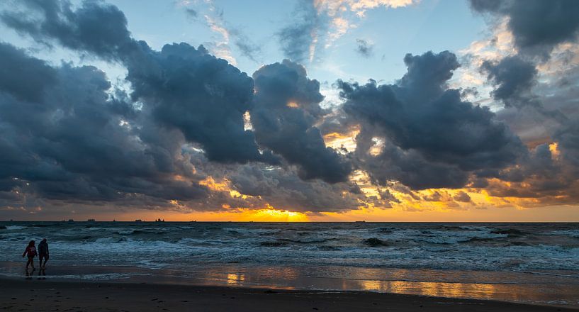 Strandwandeling bij zonsondergang... van Bert v.d. Kraats Fotografie