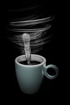 Tasse de café avec une cuillère à remuer par light painting