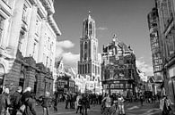 Stimmungsvolles Utrecht, Dom oder Domturm von der Rathausbrücke aus in Schwarz-Weiß von Floor Fotografie Miniaturansicht