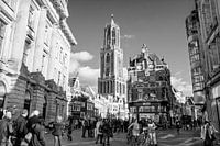 Sfeervol Utrecht, Domtoren vanaf de Stadhuisbrug met winkelend publiek.