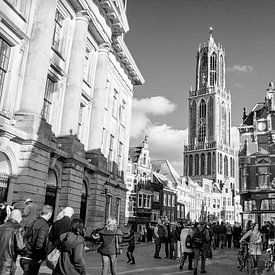 Utrecht, Dom ou tour Dom du pont de l'Hôtel de ville en noir et blanc sur Floor Fotografie