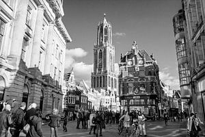 Sfeervol Utrecht, Domtoren vanaf de Stadhuisbrug met winkelend publiek. van Floor Fotografie