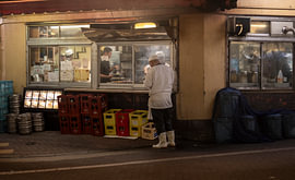 Deux cuisiniers font une pause dans une rue de Tokyo