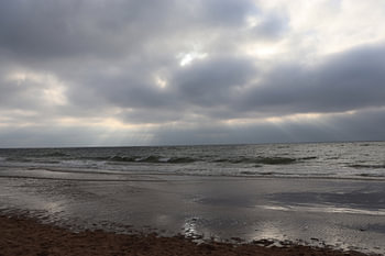 Das Meer lauscht dem Himmel bei Sonnenuntergang in Katwijk